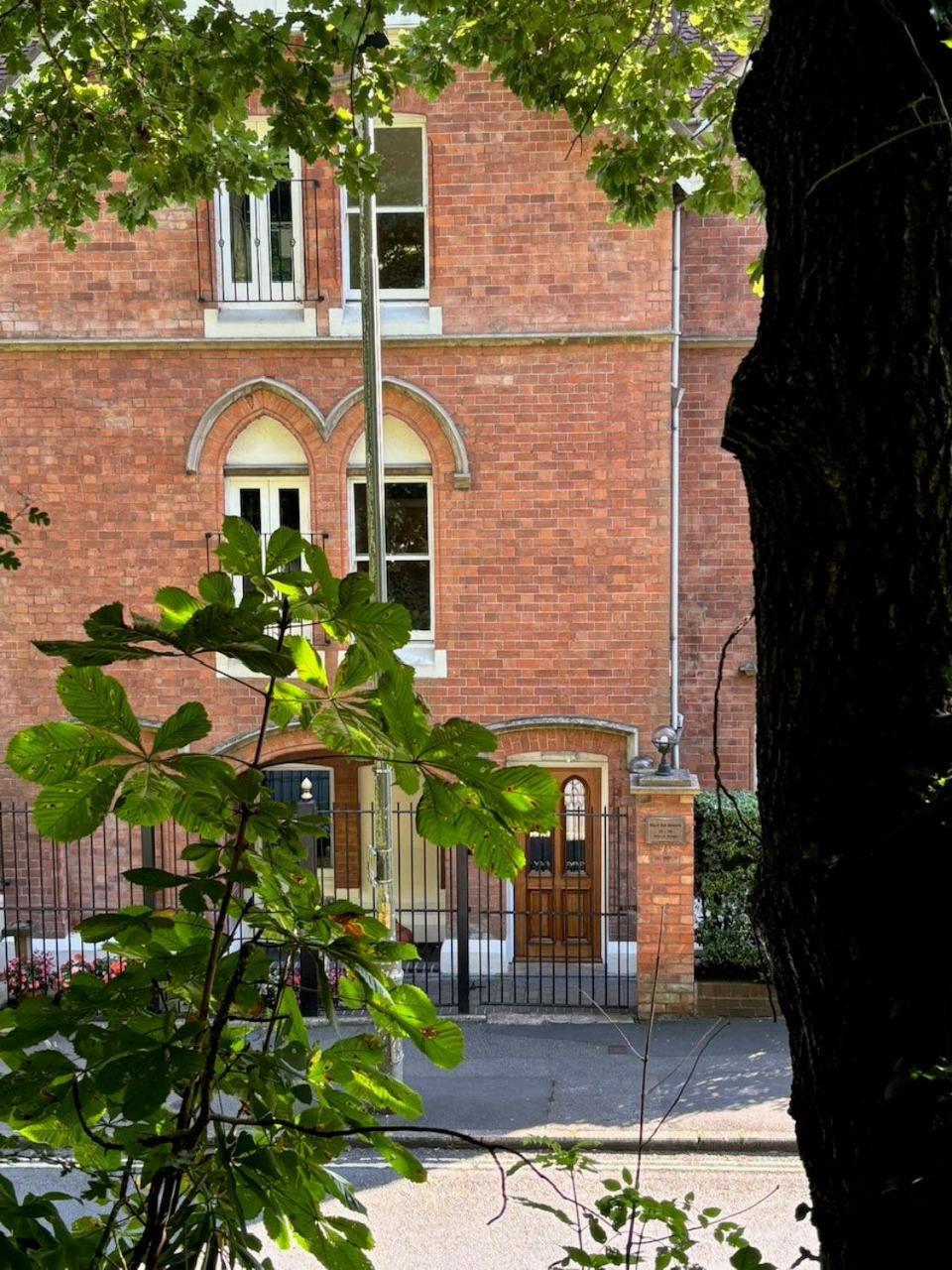Spacious Town-Centre Apartment With Stunning Views Great Malvern Luaran gambar