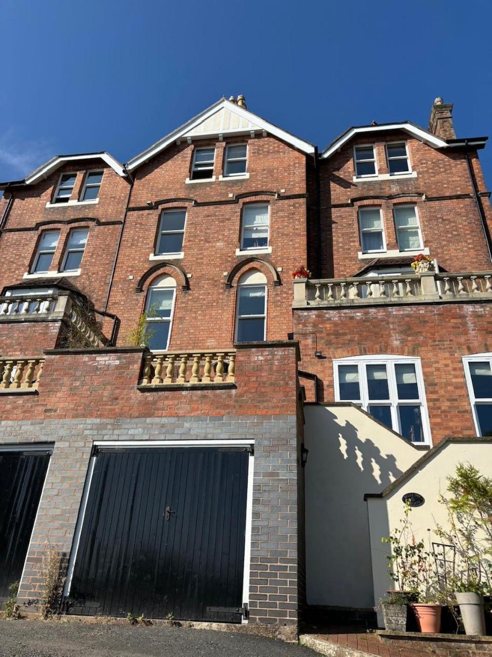 Spacious Town-Centre Apartment With Stunning Views Great Malvern Luaran gambar